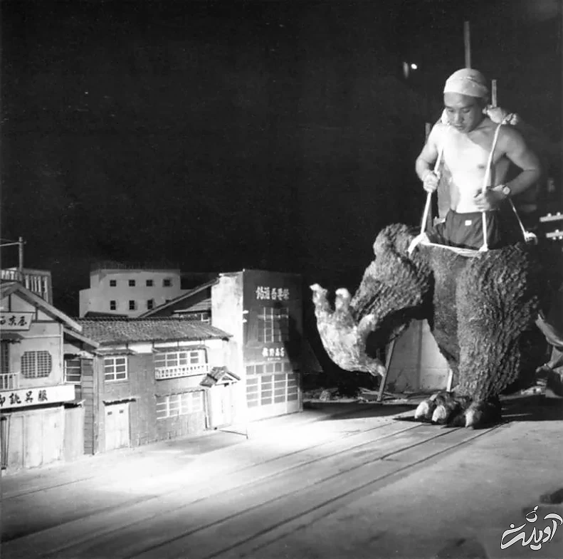 عکس‌هایی از پشت صحنۀ اولین فیلم «گودزیلا»؛ هفتاد سال قبل